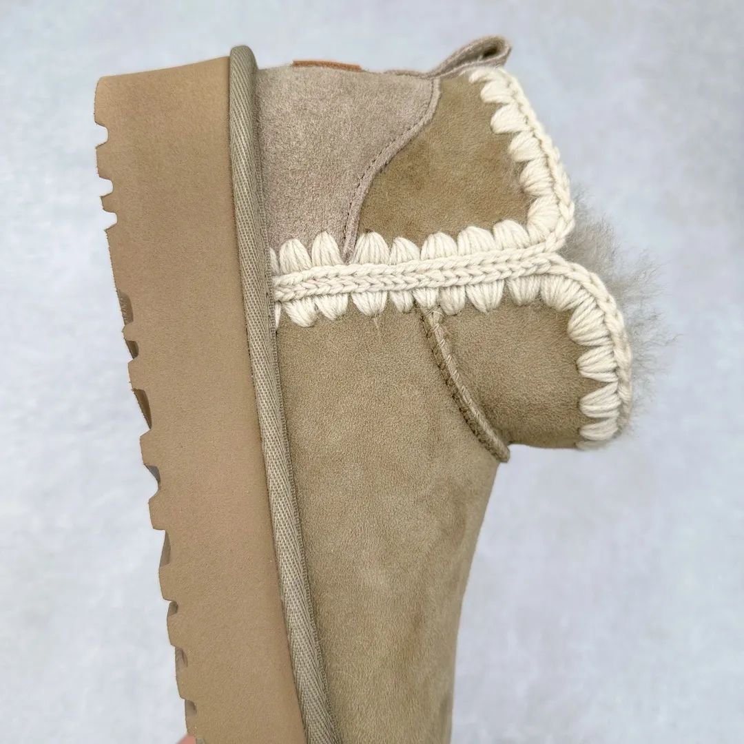 Pick up locally 💰520 UGG 6109G classic wooden buckle autumn and winter sheep fur all-in-one snow boots. All shoes are made from ZP. Longfeng A-grade Australian imported sheep fur all-in-one women's boots. Brand OEM production line. Fully follow the ZP process. Original pattern maker of the OEM. Adhering to the principle of no original shoes and no development selection. Pay attention to every detail. The most authentic version on the market TREADLITE "Light Wing" technology outsole Lightweight/durable/flexible/pile size: 35 36 37 38 39 40 Coding: by2936090